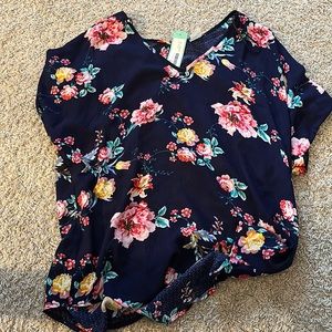Kaileigh rossano v neck top . Navy size medium NWT